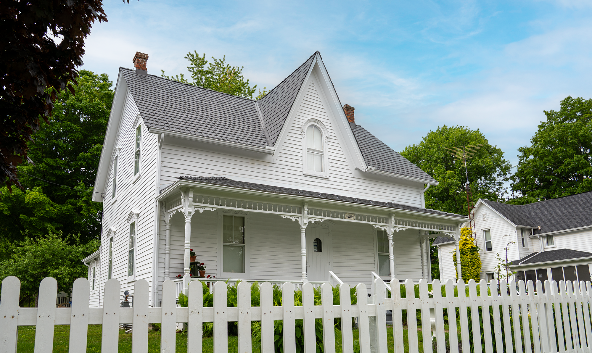exterior of ridge house museum, white house with picket fence